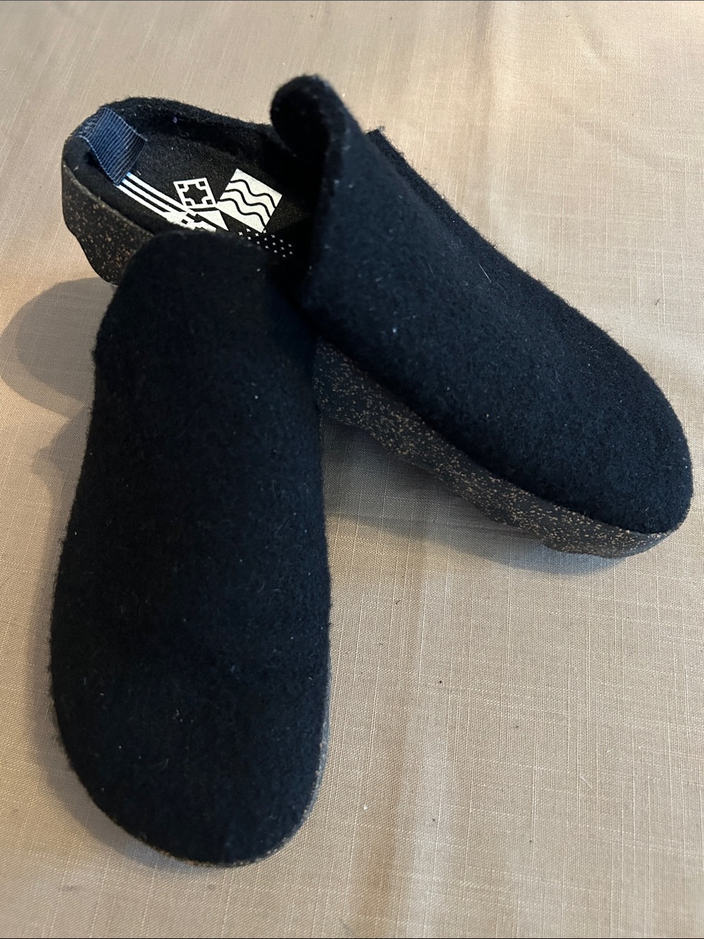 NWOT Women’s Black Felt Slip-On Mules